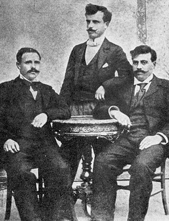 Ефрем Чучков и Гоце Делчев (седнали), и Климент Шапкарев (София, 1901 г.)